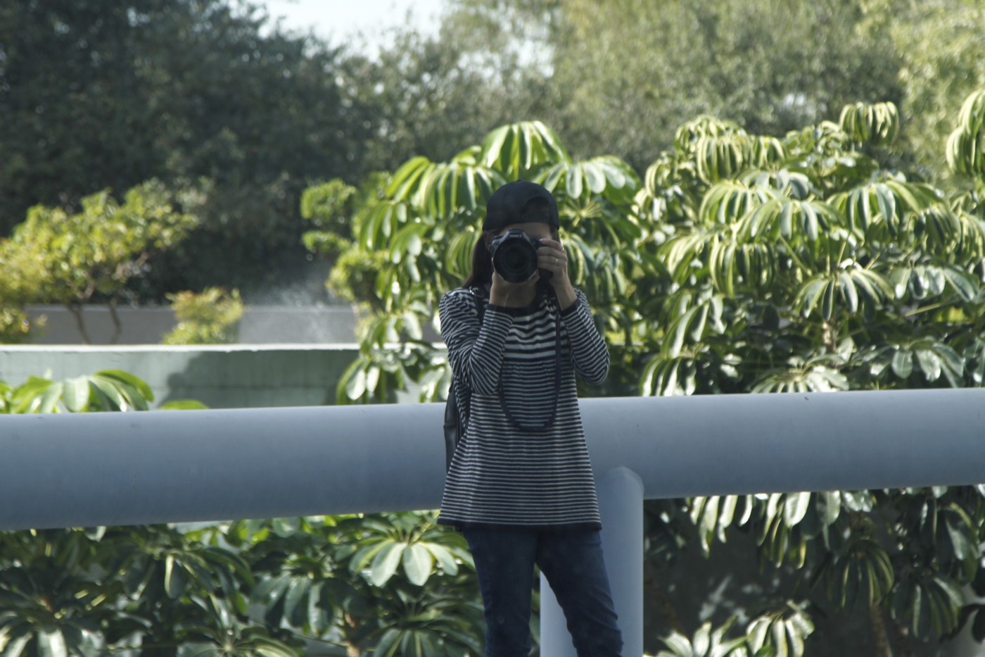 Una alumna de la clase de happyblue tomando una foto con su cámara, al aire libre