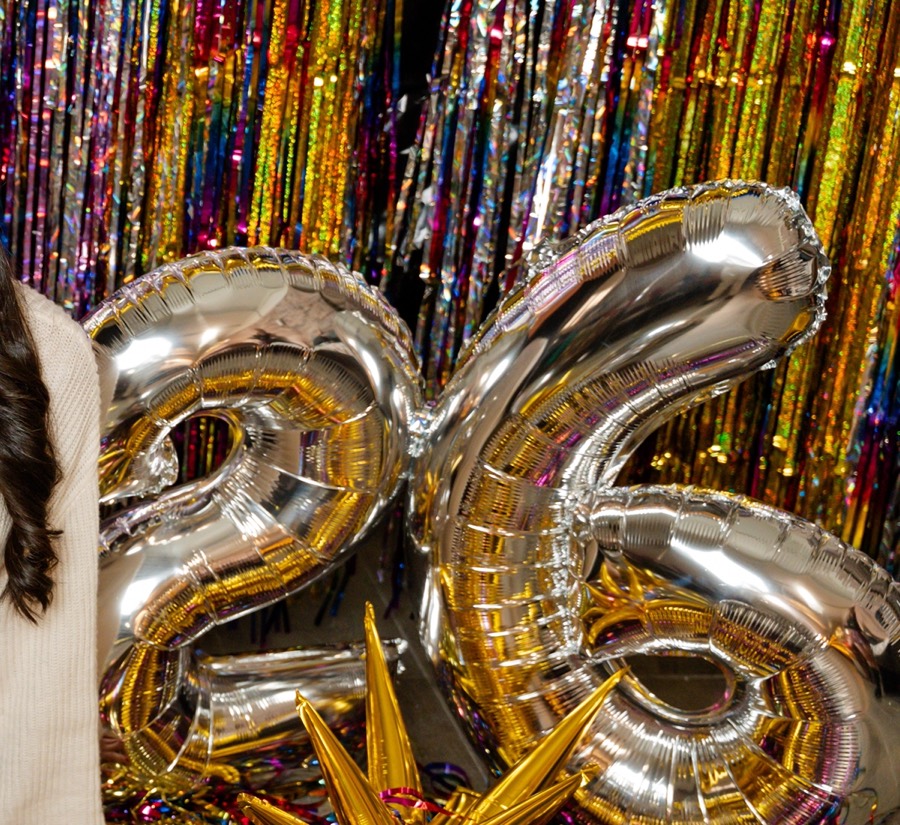 Globos plateados con el número del año