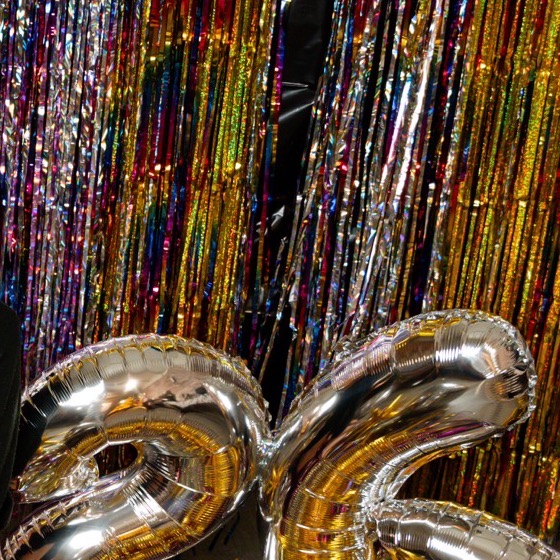 Cortina metálica multicolor con globos plateados