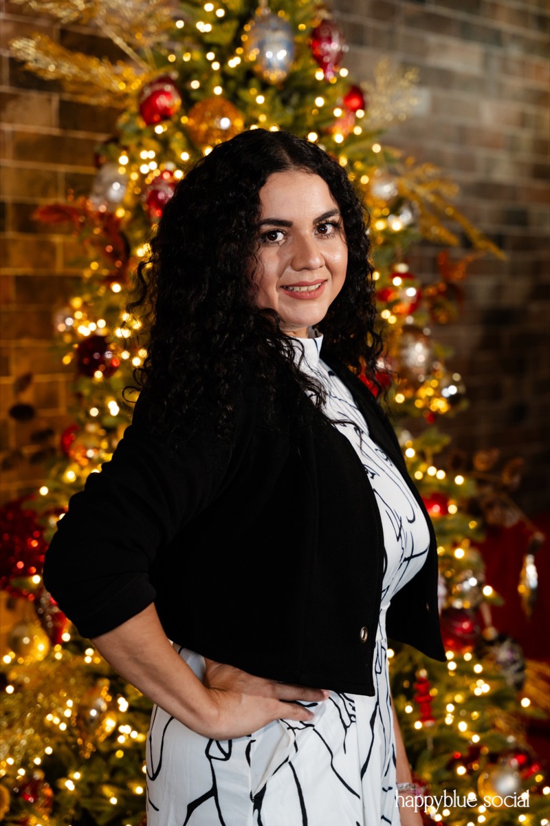 Retrato de una mujer con las luces del árbol detrás